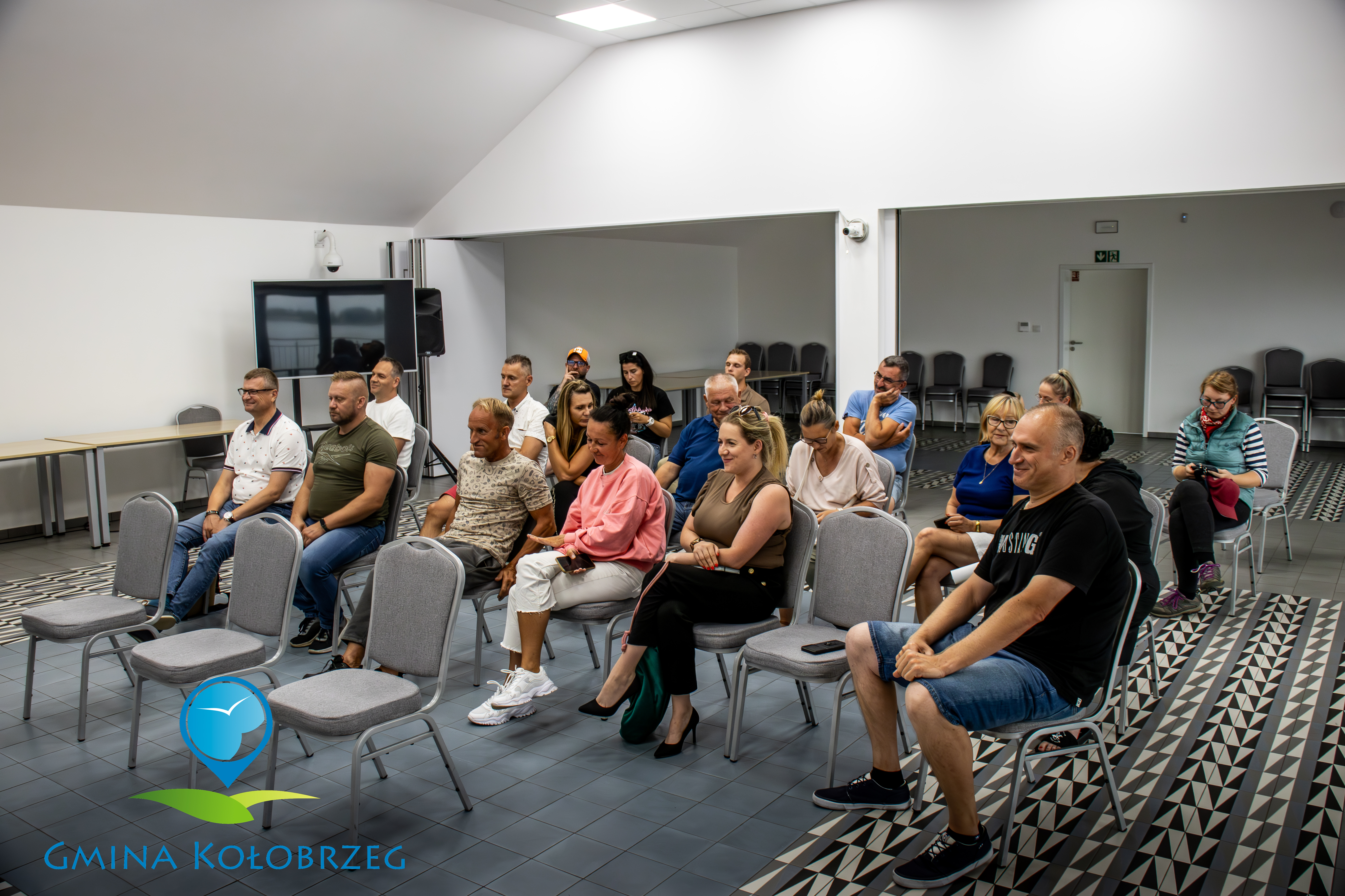 Zdjęcie sali z ludźmi