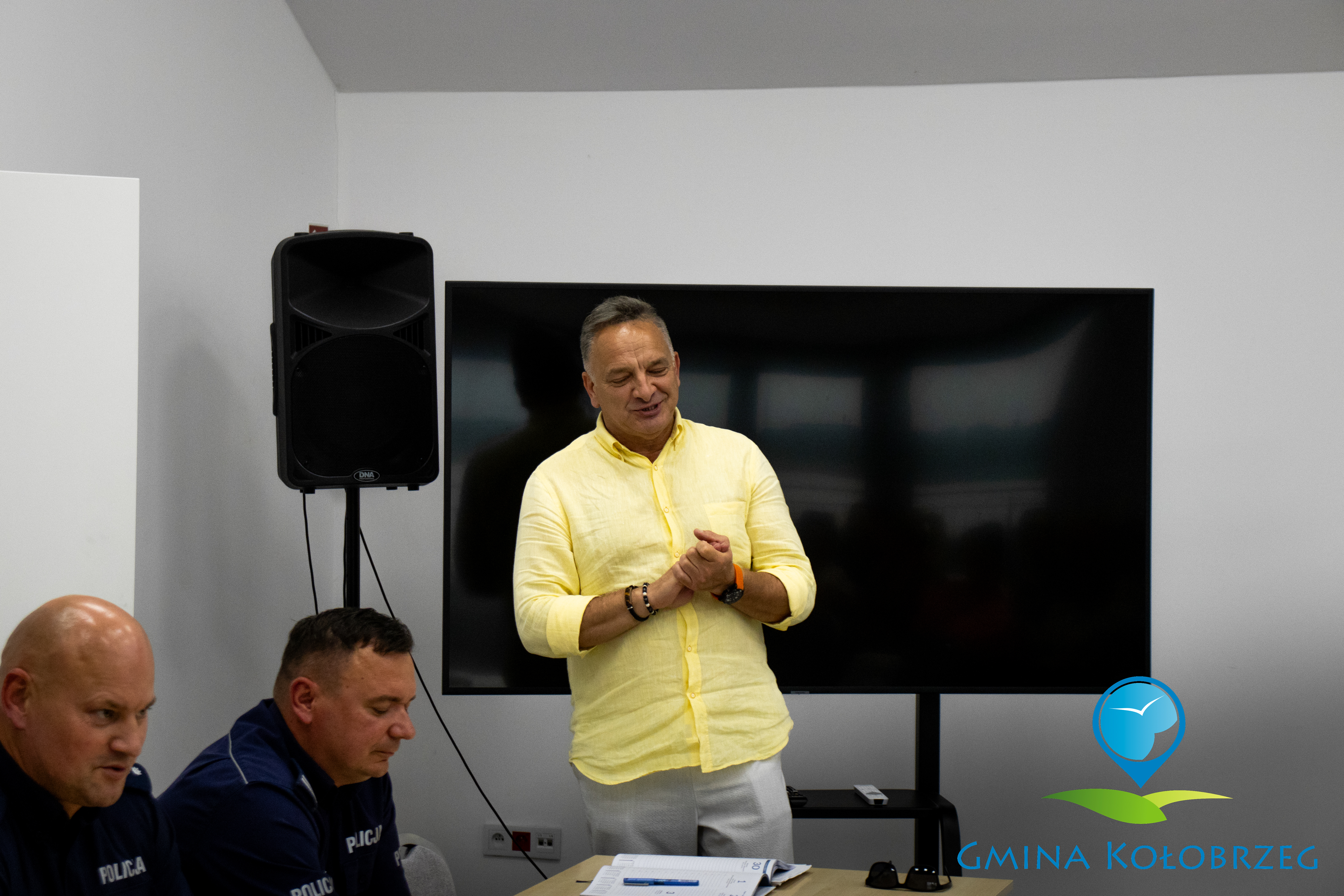 Zdjęcie w&oacute;jta na spotkaniu z policją