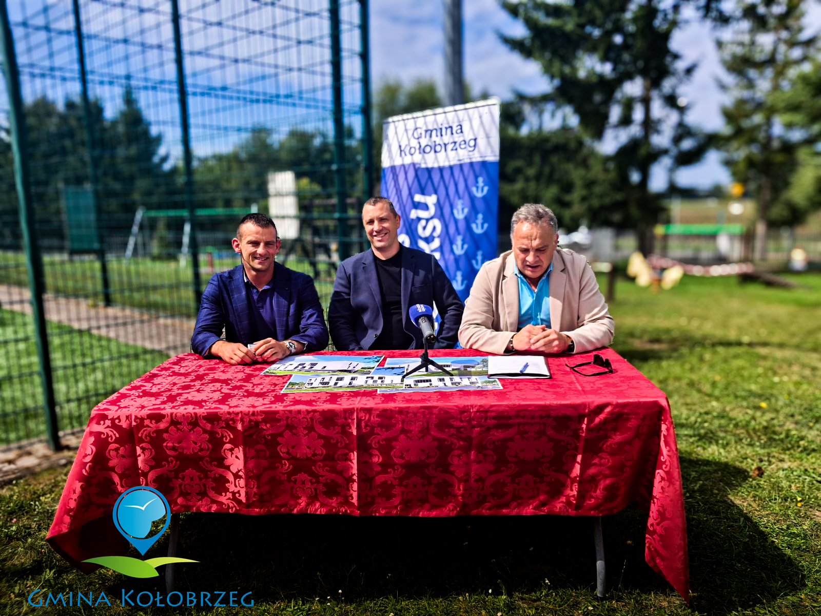 Zdjęcie z podpisania umowy