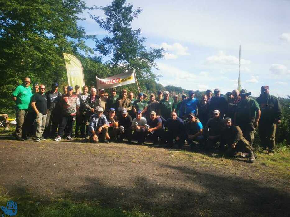 Zdjęcie grupowe na zawodach wędkarskich w Dargocicach