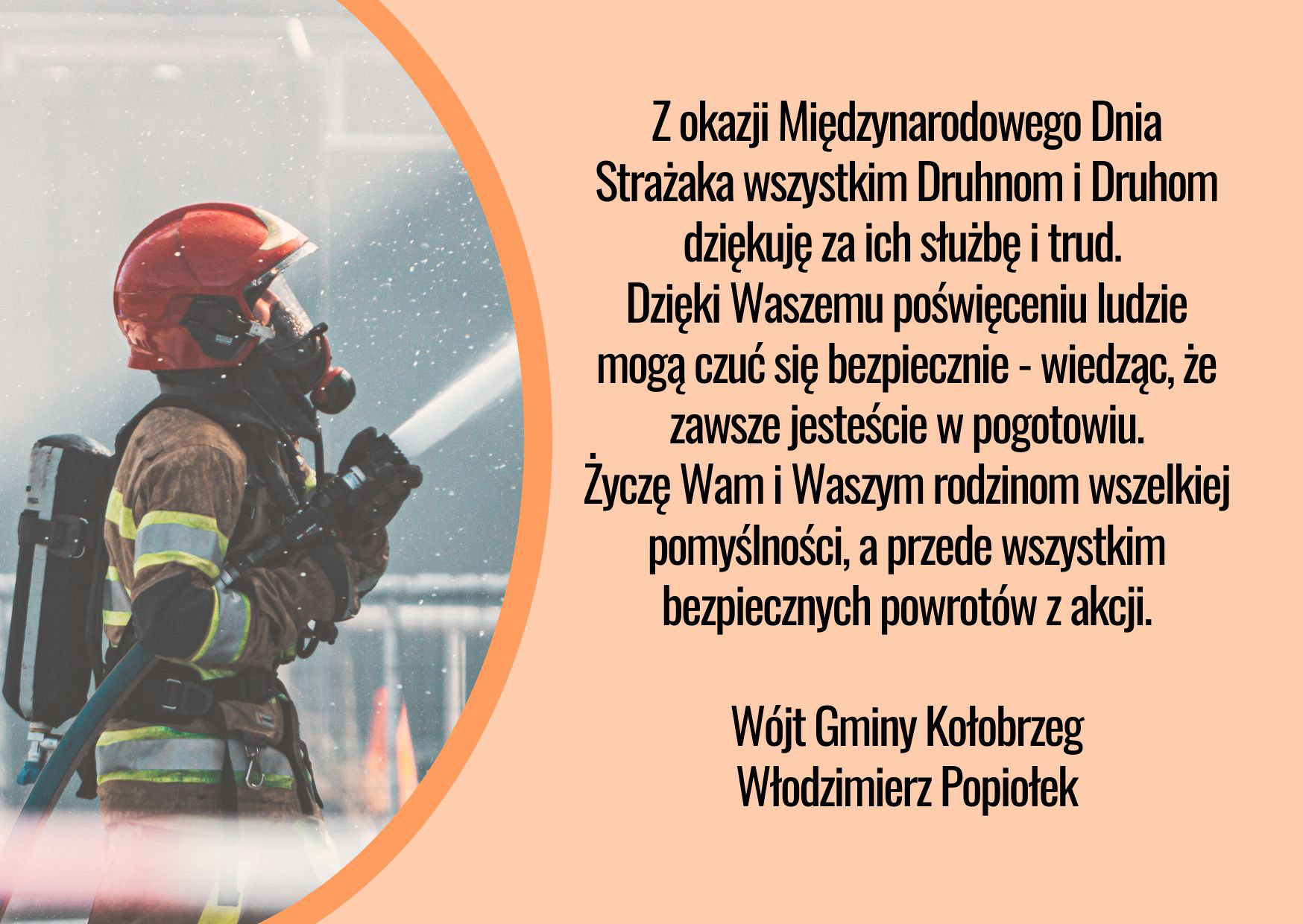 Kartka z okazji Dnia Strażaka, po lewej stronie zdjęcie strażaka z wężem strażackim a po prawej życzenia - tekst poniżej