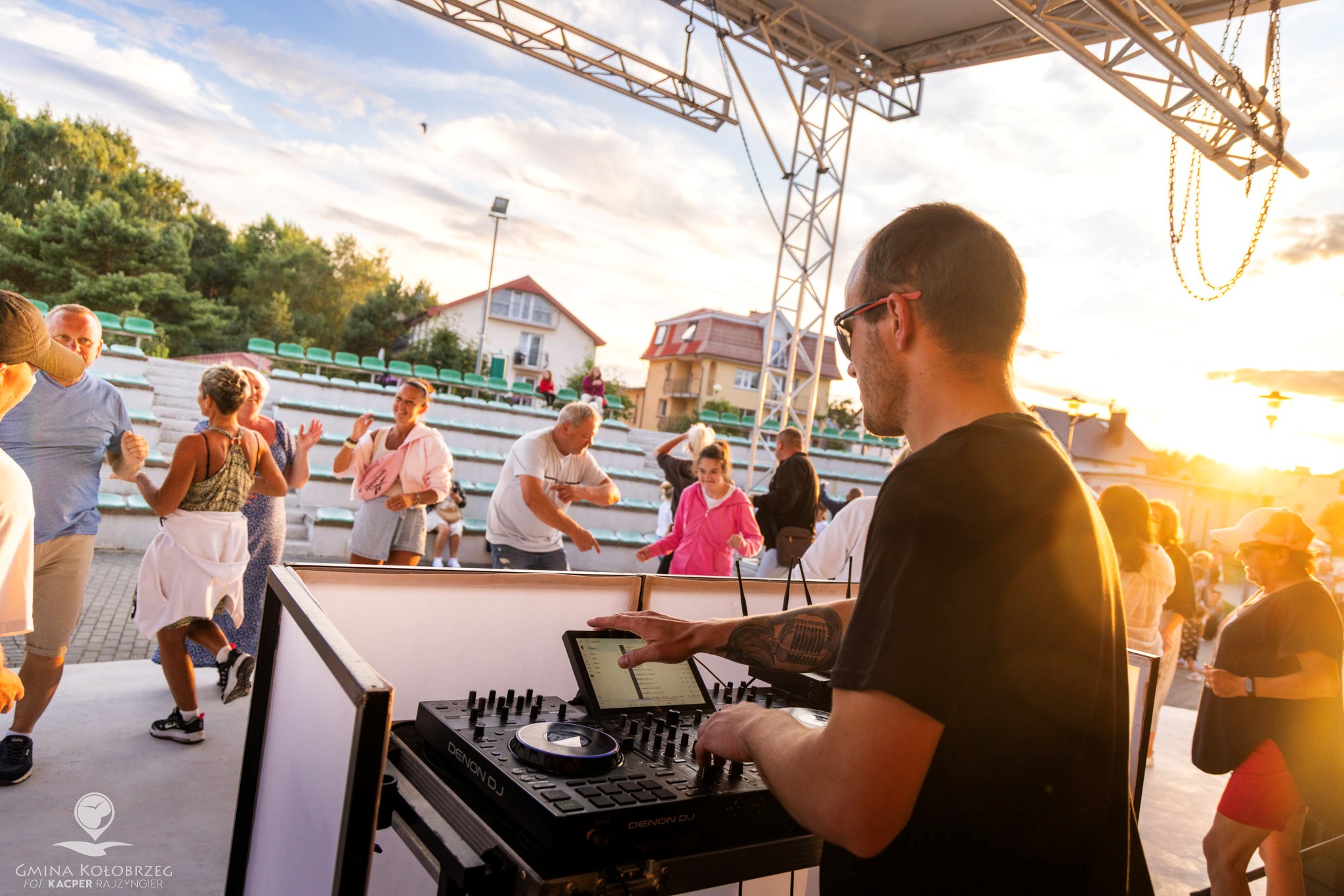 Zdjęcia DJ i publiczności na parkiecie Zdjecie przedstawiające DJ'a podczas wydarzenia - w tle widać tańczących uczestników wydarzenia